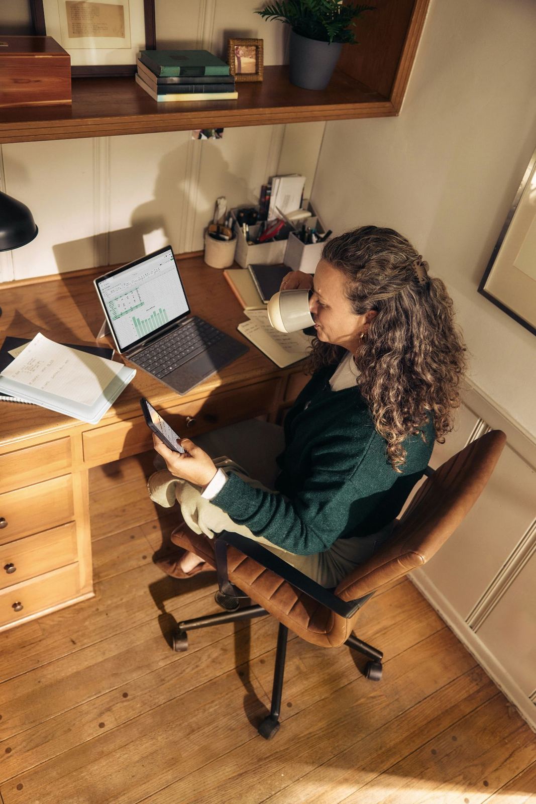 Profesional revisando tableros de datos desde su escritorio